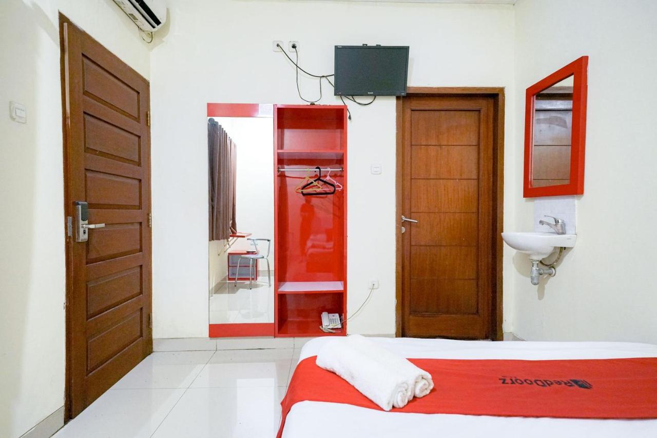 Hotel Reddoorz At Buah Batu 5 à Bandung Extérieur photo